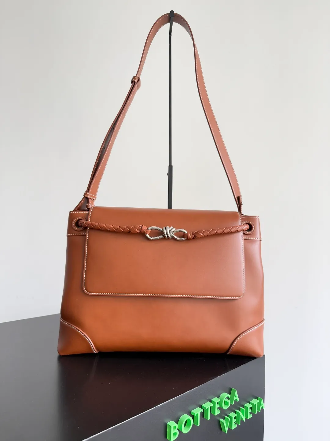 Batch 2460 BOTTEGA VENETA 2025 new men's ANDIAMO backpack Bottega Veneta's main recommendation is undoubtedly Andiamo. The first new favorite of 2025 is a men's splayed buckle bag. It can be seen that the designer has used many small ideas. The detachable cross-body strap is very convenient for elite office workers to carry their work diary. Reduce the burden on your hands when carrying office supplies. The interior is divided into two large compartments and a small zippered compartment. Unlike the women's model, the compartments here are not detachable. The fixed large single layer also makes it easier to pack lightly when going out to work and avoids the accumulation of too many small items. Style number: 807715 Size: 37*26*13cm